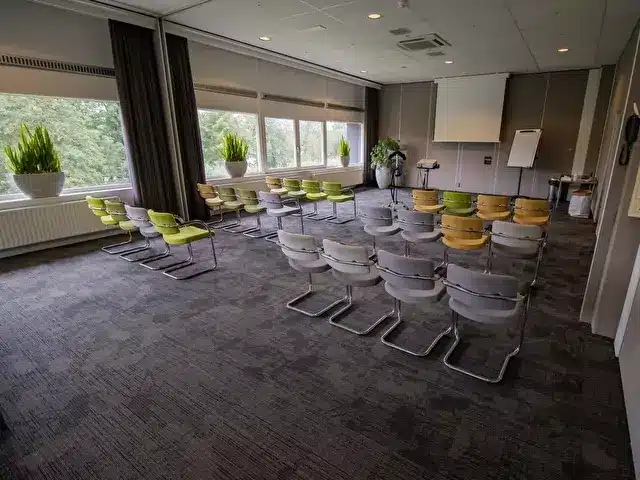 Amplia sala de reuniones en el Amrâth Airport Hotel Rotterdam