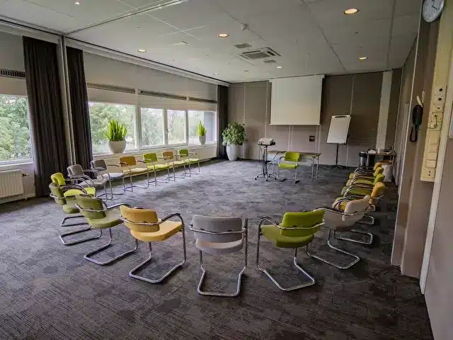 Amplia sala de reuniones en el Amrâth Airport Hotel Rotterdam