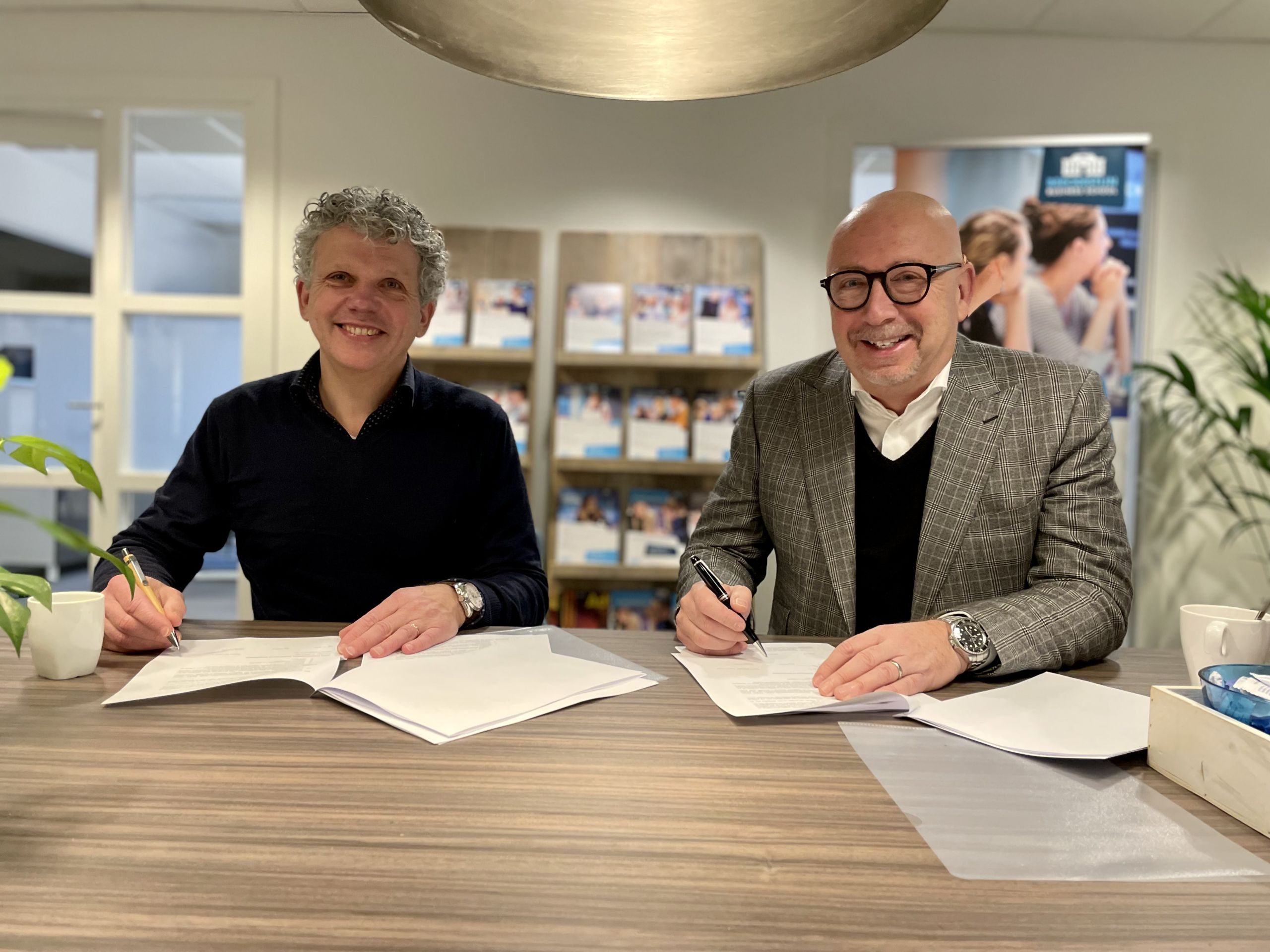 Sign partnership Beeckestijn Business School Hans Molenaar and Luc van Bussel Onemeeting.com