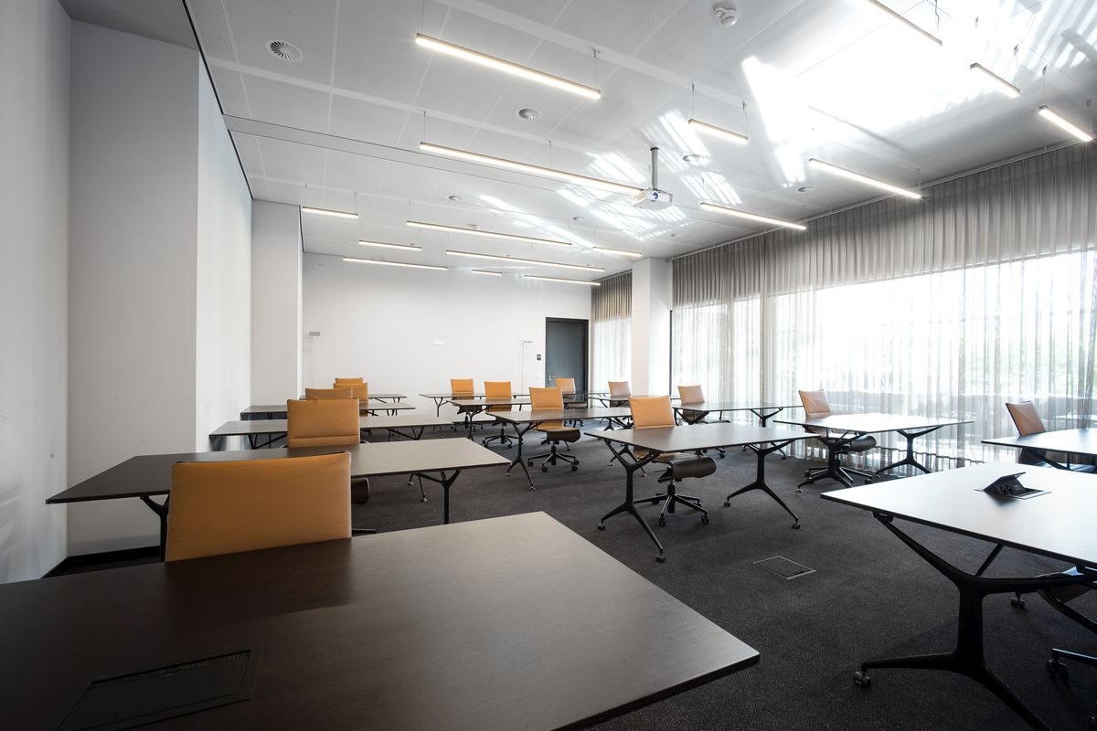 Alquilar una sala de reuniones Atrium Meeting Center
