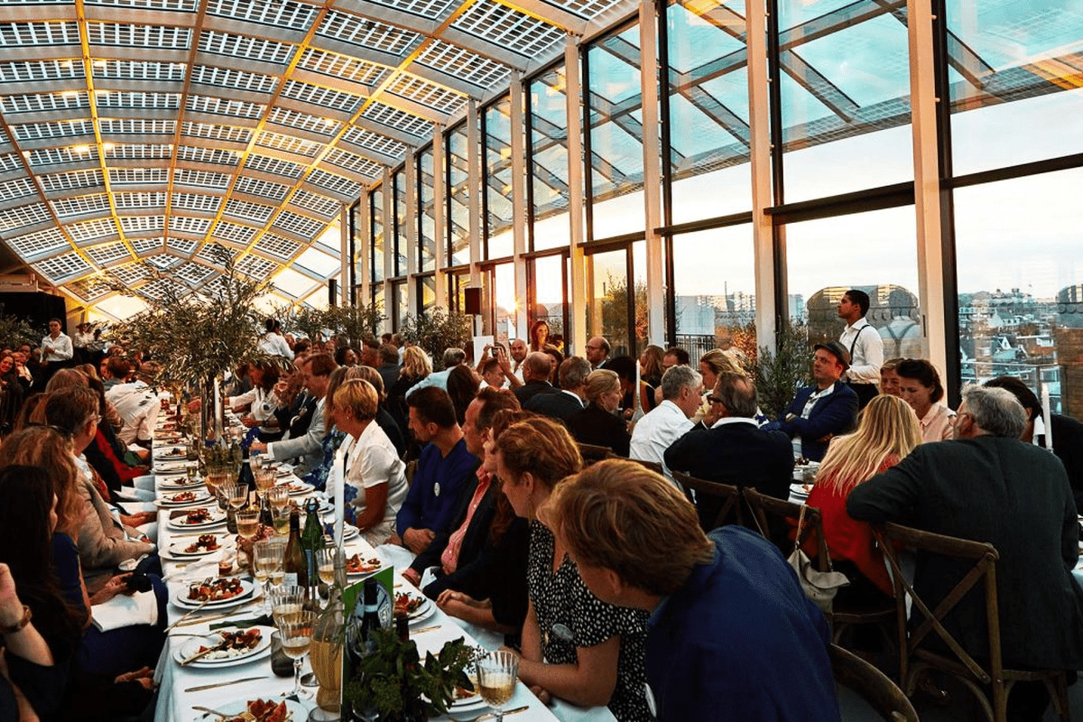 Un grupo grande cena en el salón Capital C.