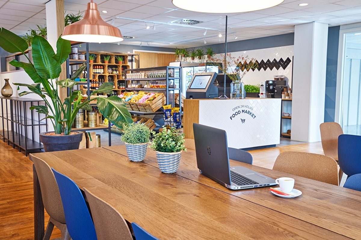 A workplace at the Foodmarket of Amrâth Apart-hotel Schiphol Badhoevedorp
