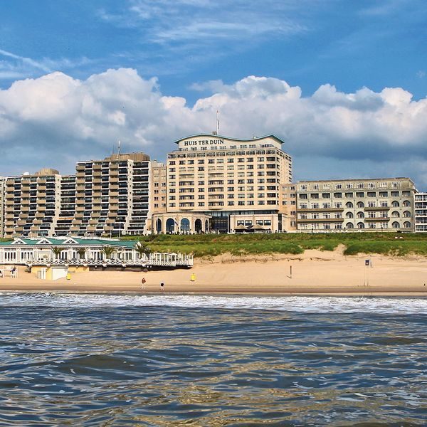 grand-hotel-huis-ter-duin-vergaderen-aan-het-strand-aanzicht