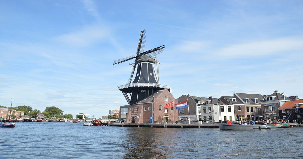 Dit is een molen in het authentieke Haarlem