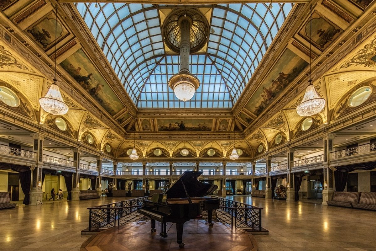 A piano in the middle of the Kurzaal in the Kurhaus