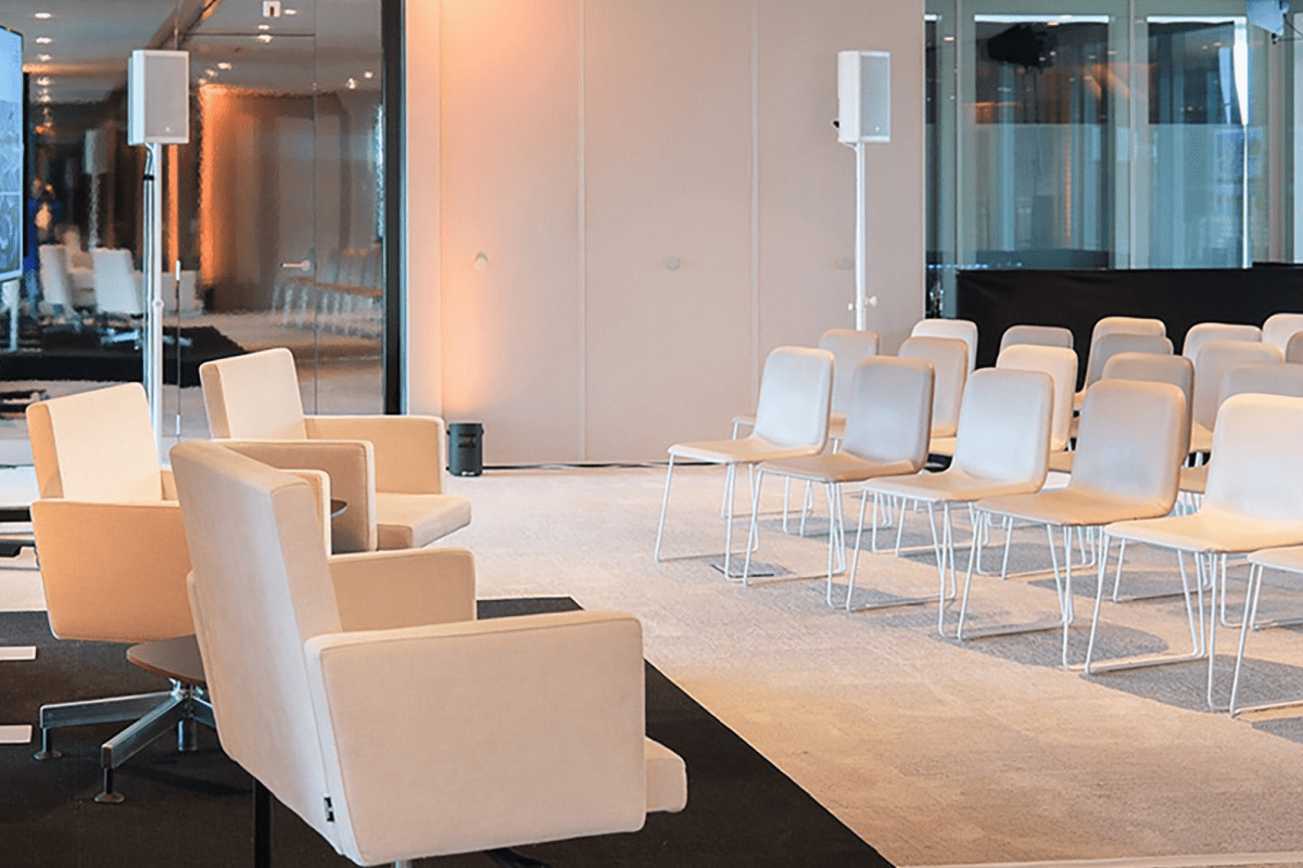 Weiße Stühle um einen geräumigen Konferenztisch im Beyond in Capital C