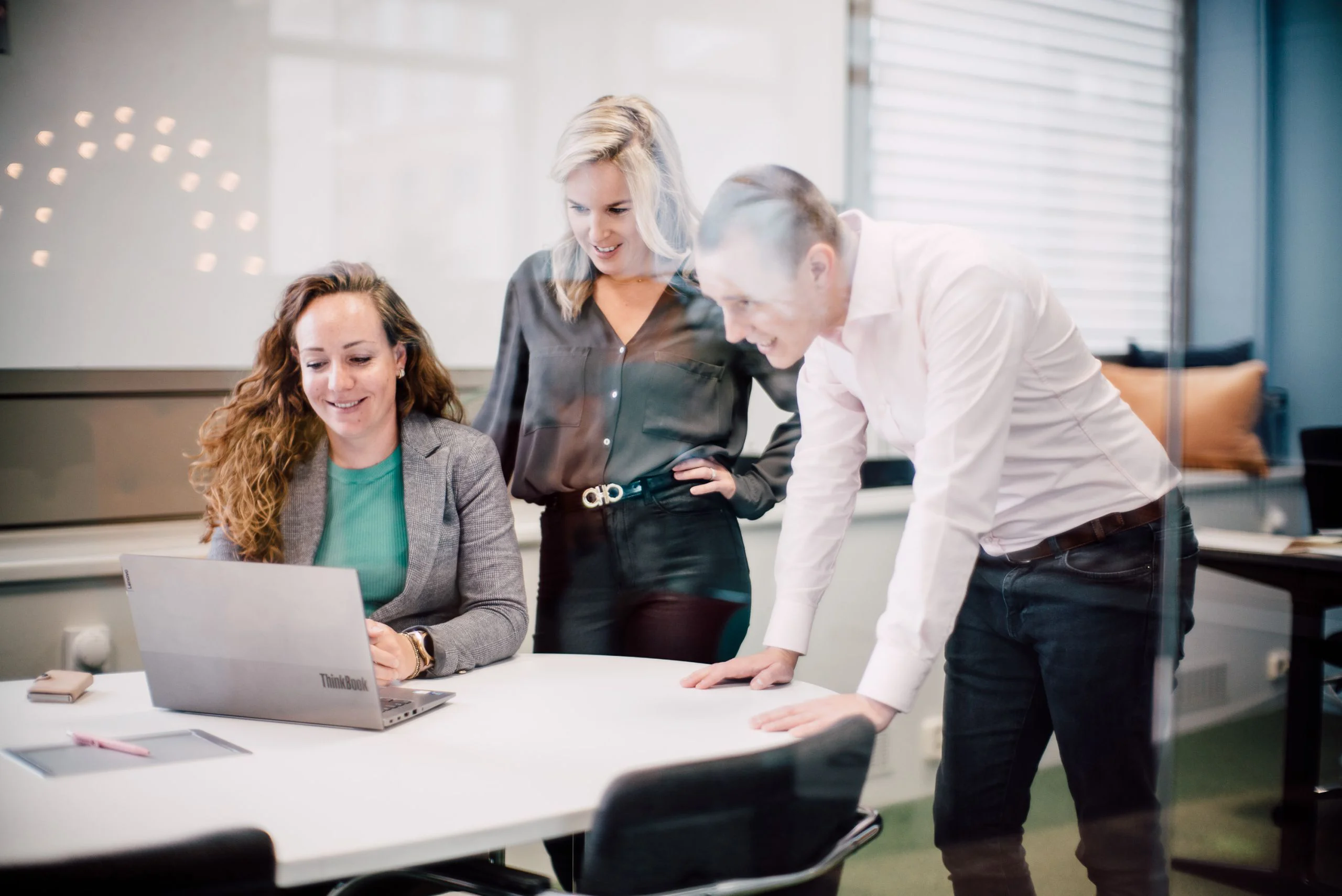 Collega's overleggen aan tafel