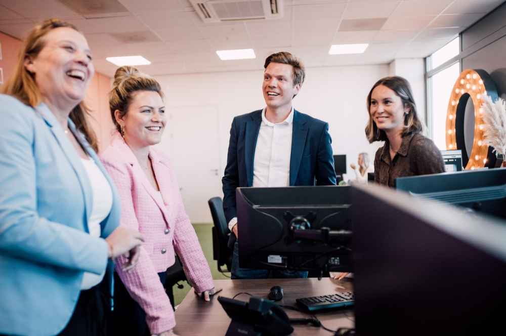 groep lachende mensen